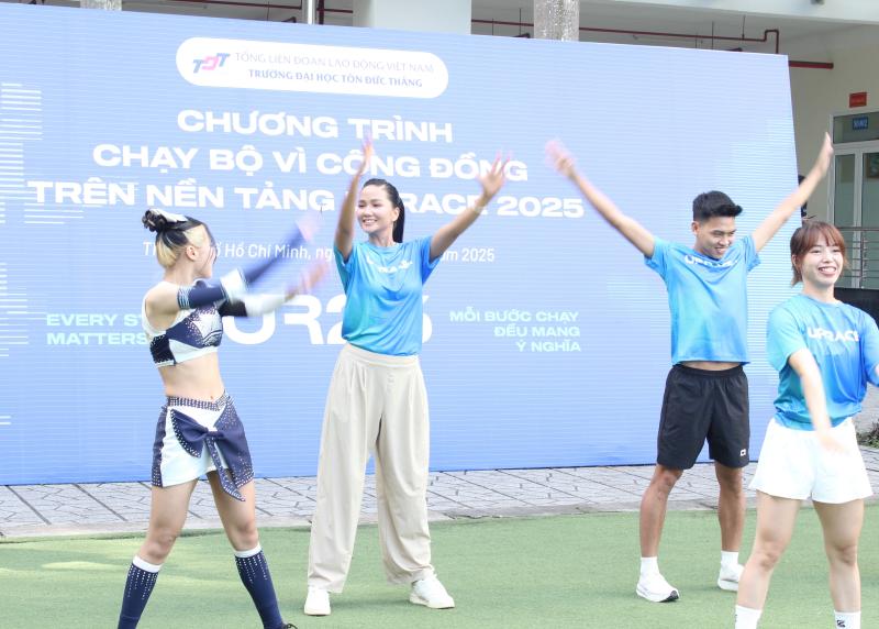 Hoa hậu H'Hen Niê chạy bộ cùng 2.000 sinh viên, giảng viên, người lao động  - Ảnh 2.