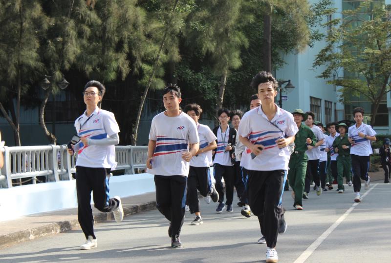 Hoa hậu H'Hen Niê chạy bộ cùng 2.000 sinh viên, giảng viên, người lao động  - Ảnh 8.