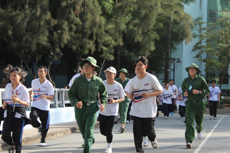 Hoa hậu H'Hen Niê chạy bộ cùng 2.000 sinh viên, giảng viên, người lao động  - Ảnh 6.