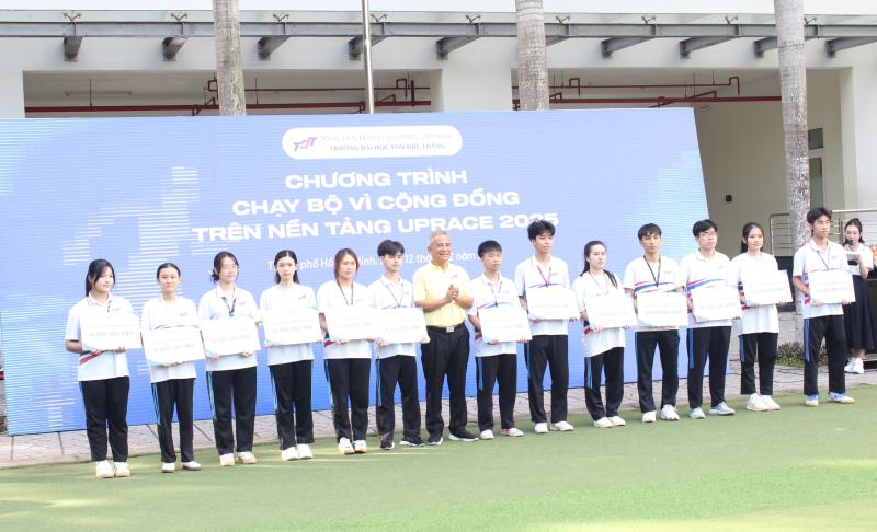 Hoa hậu H'Hen Niê chạy bộ cùng 2.000 sinh viên, giảng viên, người lao động  - Ảnh 7.