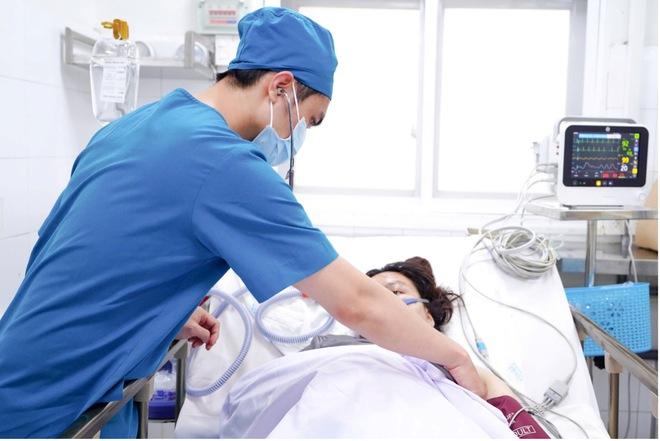 Cập nhật sức khỏe 2 cô gái sống sót trong vụ cháy quán ăn ở TP.HCM - Ảnh 1.