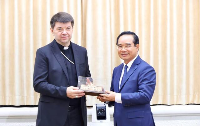 Chủ tịch TP.HCM tiếp đại diện thường trú Tòa thánh Vatican tại Việt Nam - Ảnh 1.