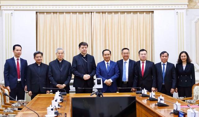 Chủ tịch TP.HCM tiếp đại diện thường trú Tòa thánh Vatican tại Việt Nam - Ảnh 2.
