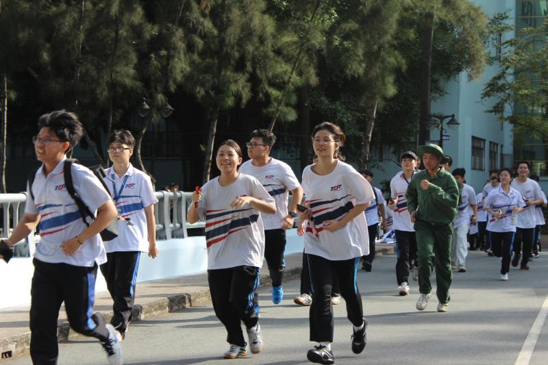 Hoa hậu H'Hen Niê chạy bộ cùng 2.000 sinh viên, giảng viên, người lao động  - Ảnh 4.