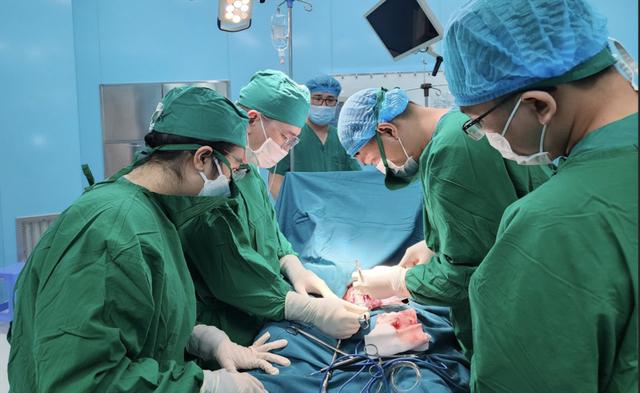 Mổ khẩn cứu ngư dân kẹt giữa 2 chiếc ghe ở đặc khu Côn Đảo- Ảnh 1.