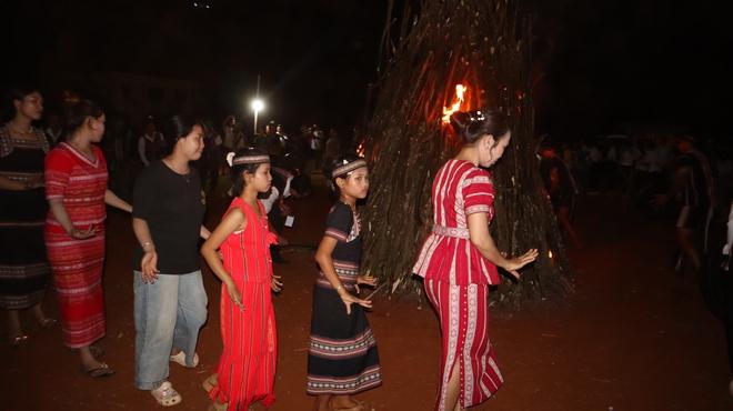 Đồng bào S’tiêng vui lễ hội mừng lúa mới trong tiếng giã gạo, cồng chiêng - Ảnh 21.