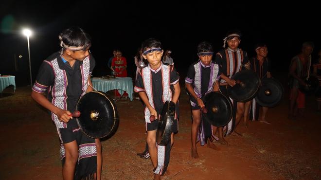Đồng bào S’tiêng vui lễ hội mừng lúa mới trong tiếng giã gạo, cồng chiêng - Ảnh 18.