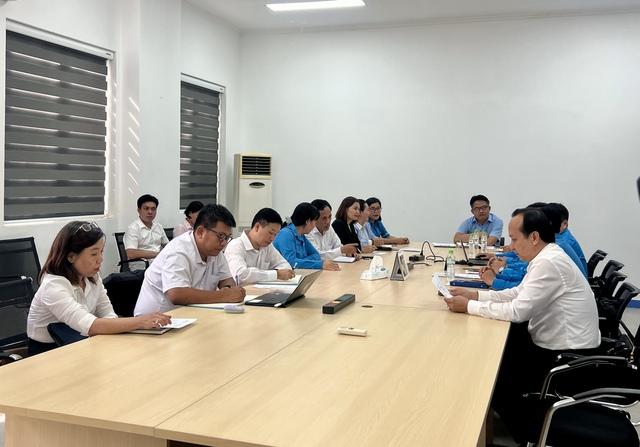 TP.HCM: Nhà máy sắp đóng cửa, công nhân 'đình công', chờ thông báo chế độ hỗ trợ - Ảnh 1.