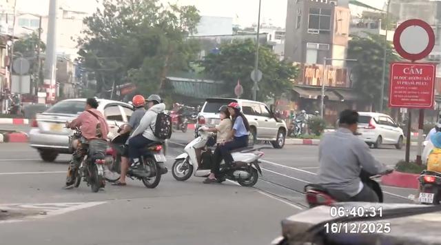 Thói quen đi vào đường cấm, nhiều xe máy bị CSGT phạt nguội trên Phạm Văn Đồng - Ảnh 3.