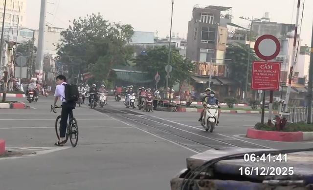 Thói quen đi vào đường cấm, nhiều xe máy bị CSGT phạt nguội trên Phạm Văn Đồng - Ảnh 6.