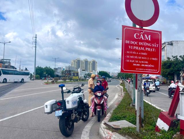 Thói quen đi vào đường cấm, nhiều xe máy bị CSGT phạt nguội trên Phạm Văn Đồng - Ảnh 2.
