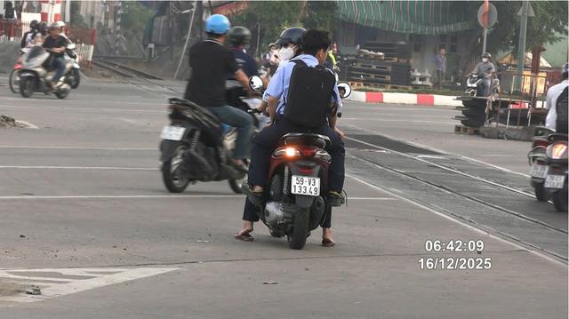 Thói quen đi vào đường cấm, nhiều xe máy bị CSGT phạt nguội trên Phạm Văn Đồng - Ảnh 4.