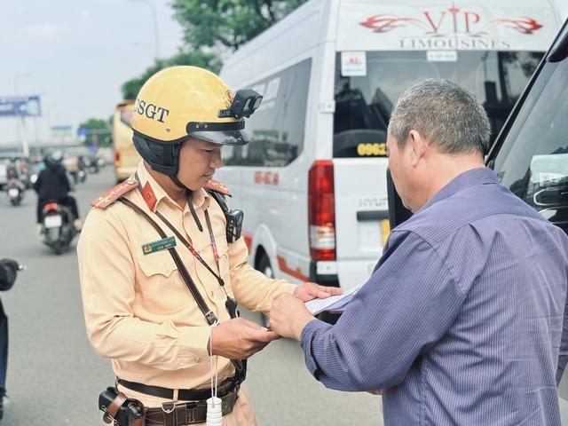 Nghỉ Tết Dương lịch 4 ngày, CSGT TP.HCM ra quân siết chặt giao thông toàn thành phố - Ảnh 2.