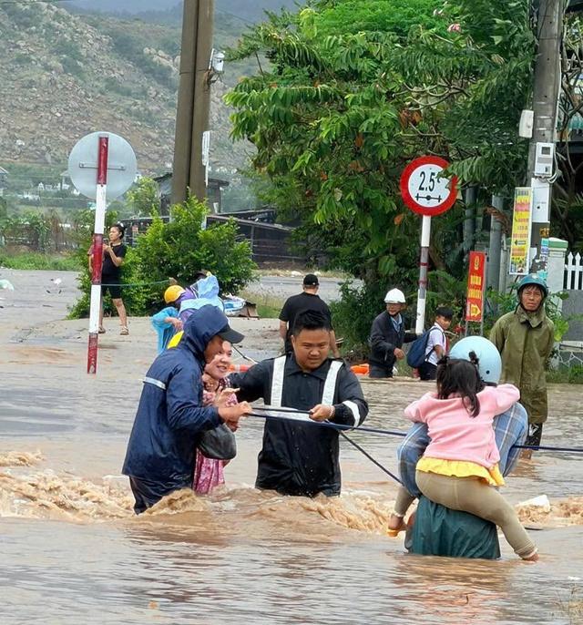 Nhiều khu vực ở Khánh Hòa ngập cục bộ sau mưa lớn   - Ảnh 1.