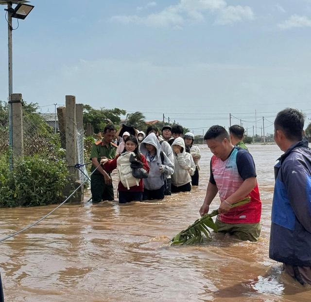 Nhiều khu vực ở Khánh Hòa ngập cục bộ sau mưa lớn   - Ảnh 2.