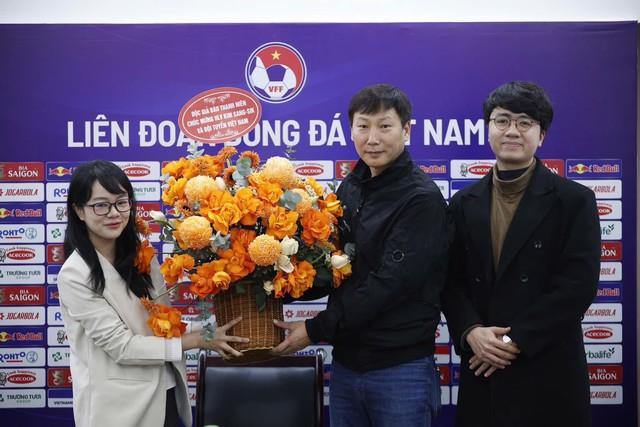 4 cuộc phỏng vấn của PV Thanh Niên và HLV Kim Sang-sik: Con người khác phía ngoài sân cỏ- Ảnh 1.