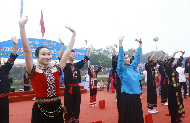 Thanh niên Việt - Trung hát đối trên sông biên giới - Ảnh 5.