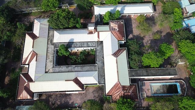 TPHCM: Trường mầm non bất lực dùng tôn che chắn mùi hôi thối cho trẻ học - Ảnh 1.