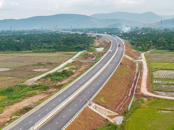 Hình hài cao tốc Quảng Ngãi - Hoài Nhơn trước ngày khánh thành 19.12 - Ảnh 13.