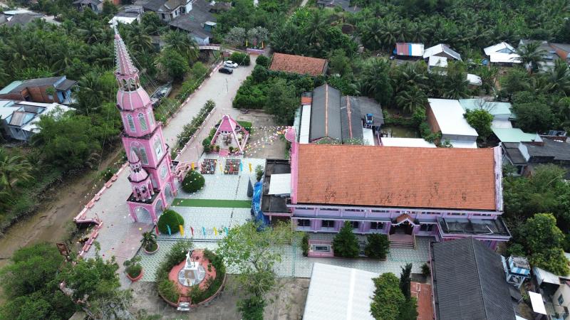 Độc đáo nhà thờ hồng nổi bật giữa vùng quê trước ngày Giáng sinh - Ảnh 8.