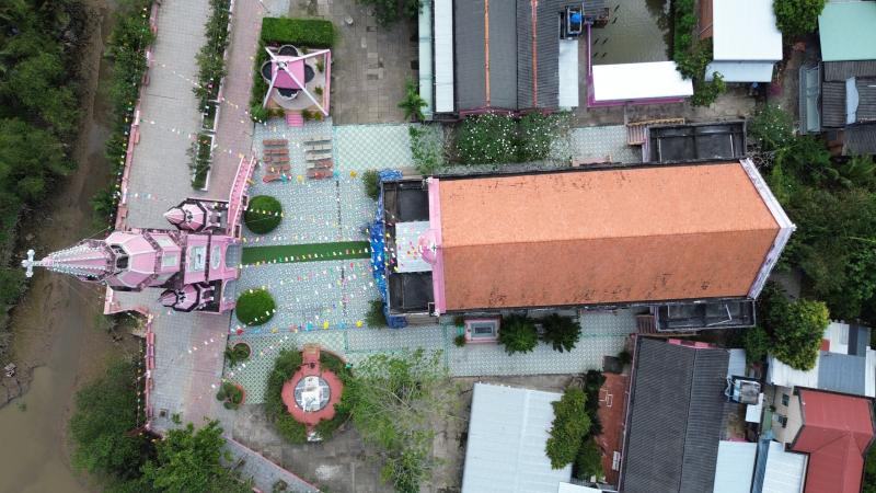 Độc đáo nhà thờ hồng nổi bật giữa vùng quê trước ngày Giáng sinh - Ảnh 2.