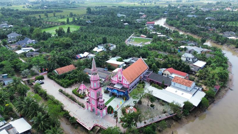 Độc đáo nhà thờ hồng nổi bật giữa vùng quê trước ngày Giáng sinh - Ảnh 1.