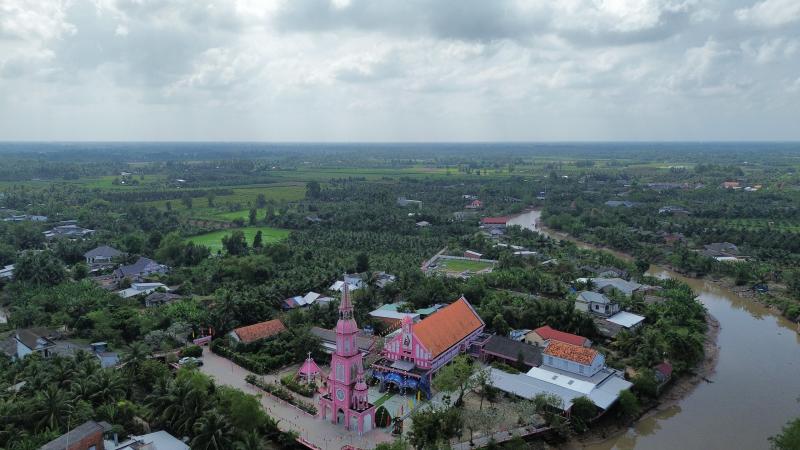Độc đáo nhà thờ hồng nổi bật giữa vùng quê trước ngày Giáng sinh - Ảnh 9.