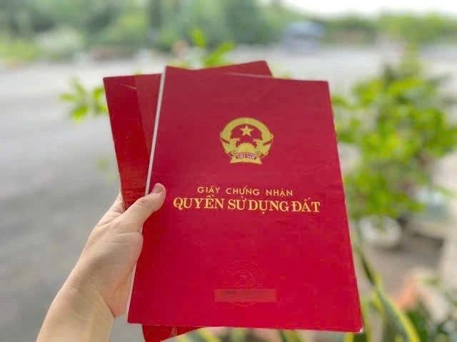 Cảnh báo thủ đoạn giả cán bộ làm ‘sổ đỏ’ để chiếm đoạt tiền người dân - Ảnh 1.