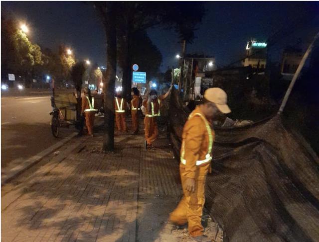 Rác thải bốc mùi dọc đường Phạm Văn Đồng, Vành đai 2: Phường Thủ Đức nói gì?- Ảnh 1.