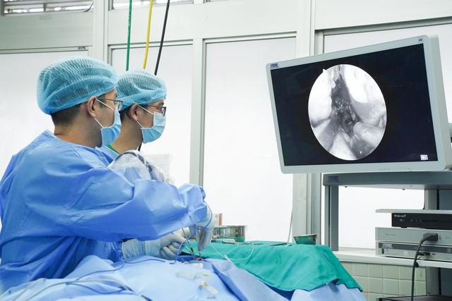 Bệnh viện Chợ Rẫy phẫu thuật thành công u tuyến yên khổng lồ - Ảnh 1.