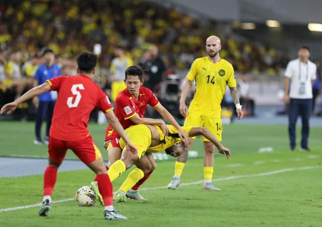 Nóng: FIFA xử thua Malaysia 3 trận và AFC sắp vào cuộc: Đội tuyển Việt Nam chờ tin vui- Ảnh 1.