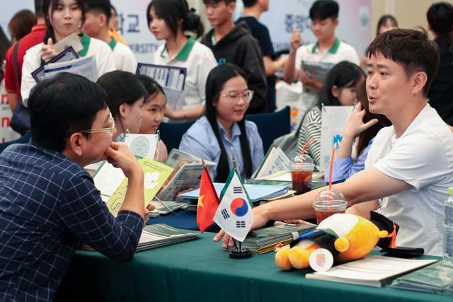 Việt Nam soán ngôi Trung Quốc, dẫn đầu Hàn Quốc về số lượng du học sinh - Ảnh 2.