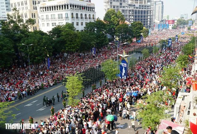 TP.HCM chỉnh trang gần 1 km công trình mặt tiền đường Lê Lợi - Ảnh 1.