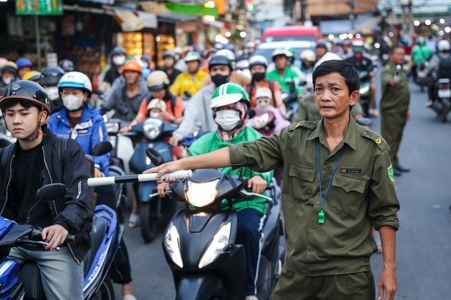 TP.HCM ùn tắc gia tăng - Ảnh 4.