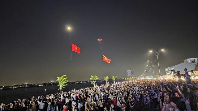 Chào Tết Dương lịch 2026, Đồng Nai bắn pháo hoa 15 phút ở cầu Hóa An- Ảnh 2.
