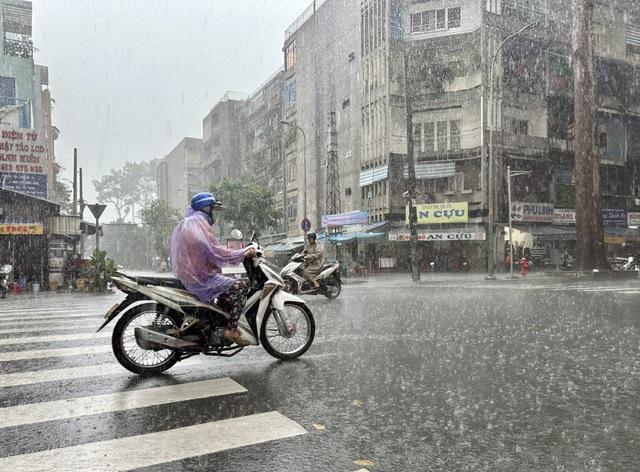 TP.HCM và Nam bộ đón đợt mưa trái mùa kéo dài 2 ngày
- Ảnh 1.