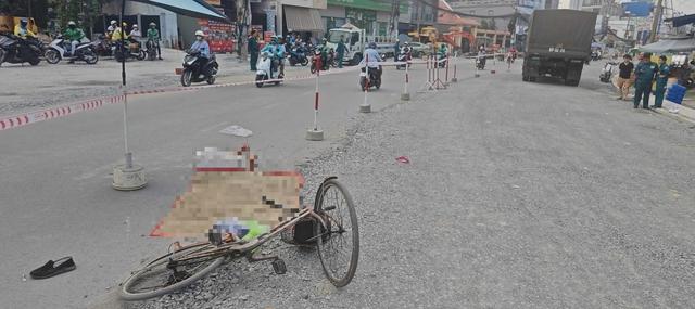 TP.HCM: Cụ ông tử vong thương tâm sau tai nạn trên đường đang sửa chữa - Ảnh 1.
