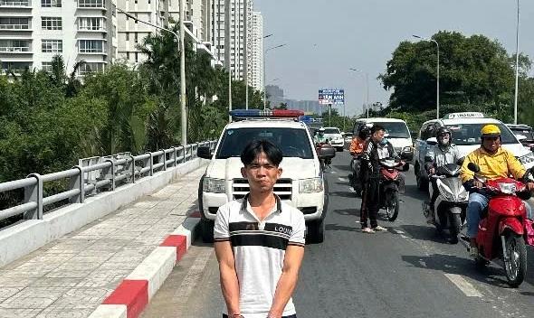 Công an TP.HCM thần tốc truy xét kẻ cướp giật 2 sợi dây chuyền - Ảnh 2.