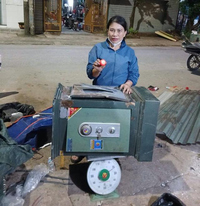 Người phụ nữ mua phế liệu bất ngờ phát hiện hơn nửa cây vàng trong két sắt  - Ảnh 1.