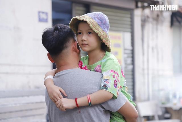 Cha chạy xe ôm 'còn 2 triệu đồng' cứu con ung thư: Được giúp 601 triệu đồng- Ảnh 1.
