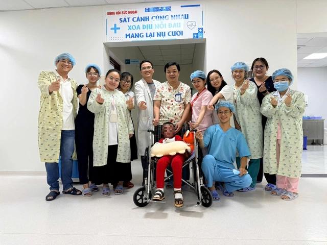 96 ngày giành sự sống cho bé trai 5 tuổi bị cha đốt xăng phỏng đến 80% - Ảnh 1.