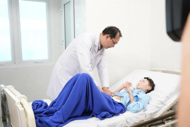 Nữ bệnh nhân 19 tuổi ở TP.HCM suýt mất mạng vì tự ý bỏ thuốc điều trị- Ảnh 1.