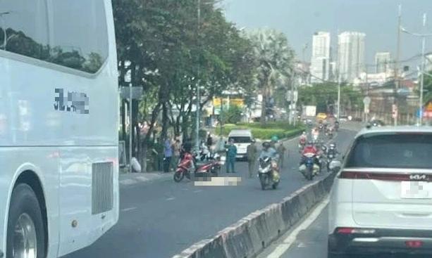 TP.HCM: Xe máy công nghệ va chạm xe khách, cụ bà 75 tuổi tử vong- Ảnh 1.
