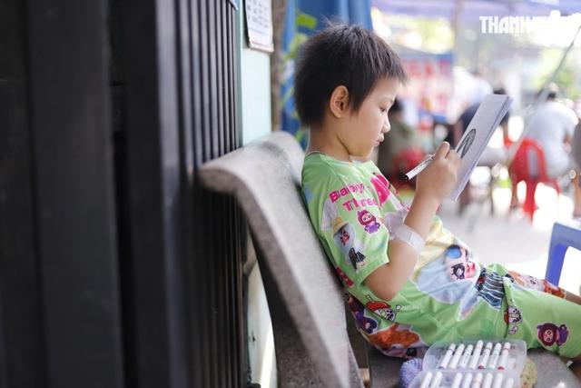 Cha chạy xe ôm 'còn 2 triệu đồng' cứu con ung thư: Được giúp 601 triệu đồng- Ảnh 3.