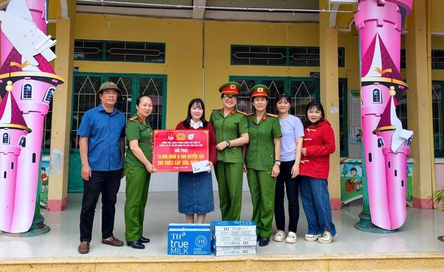 Công an TP.HCM mang nghĩa tình đến bà con vùng lũ - Ảnh 4.