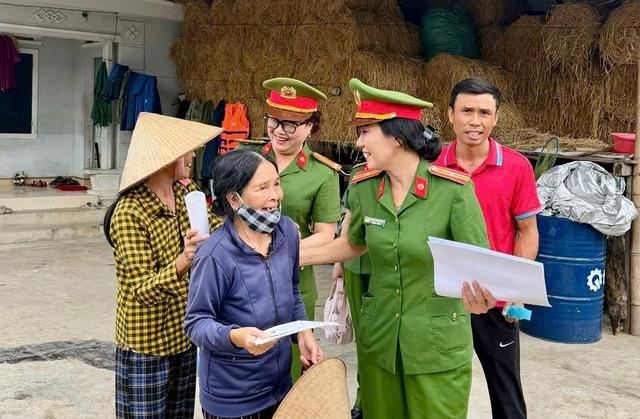 Công an TP.HCM mang nghĩa tình đến bà con vùng lũ - Ảnh 6.