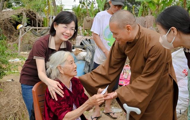 Sư thầy đến vùng lũ trao 1,35 tỉ đồng: 'Mong bà con ấm lòng ngày cận tết'- Ảnh 3.