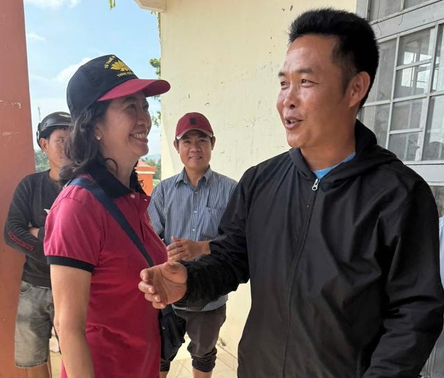  Trưởng thôn đi chân đất điều phối nhận quà, đọc vanh vách họ tên 800 hộ dân- Ảnh 5.