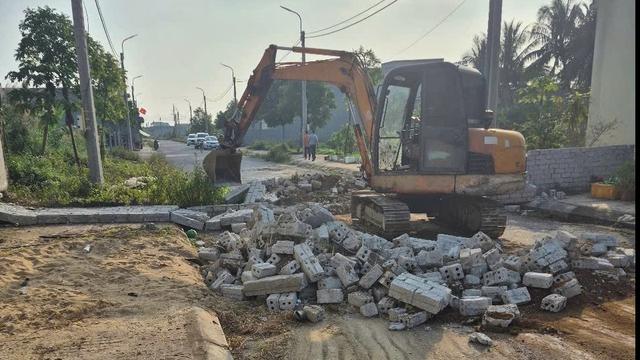 Chính quyền cam kết bồi thường đất và tháo dỡ tường rào tại xã Nga Sơn - Ảnh 3.
