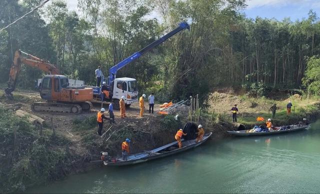 Điện lực Quảng Trị ráo riết đưa điện về các thôn, bản lõm giữa rừng Trường Sơn - Ảnh 2.